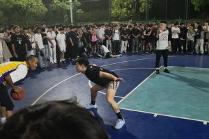 “农大科比”这动作有点东西！身着科比湖人24号球衣后仰跳投